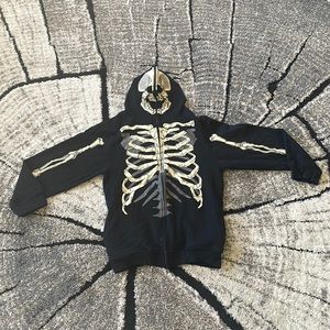 Like new! Youth XL graphic skeleton hoodie. Cool!